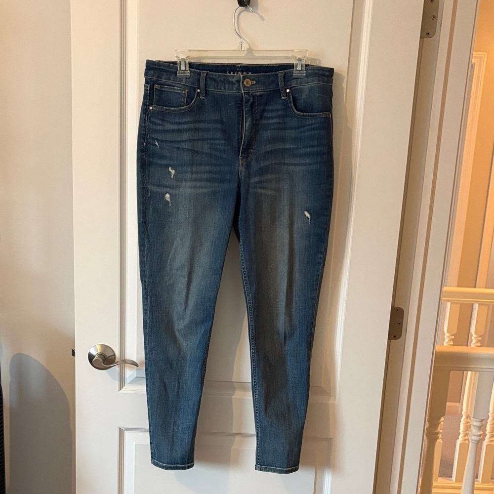 White House Black Market Women’s Blue Distressed Skinny Jeans
